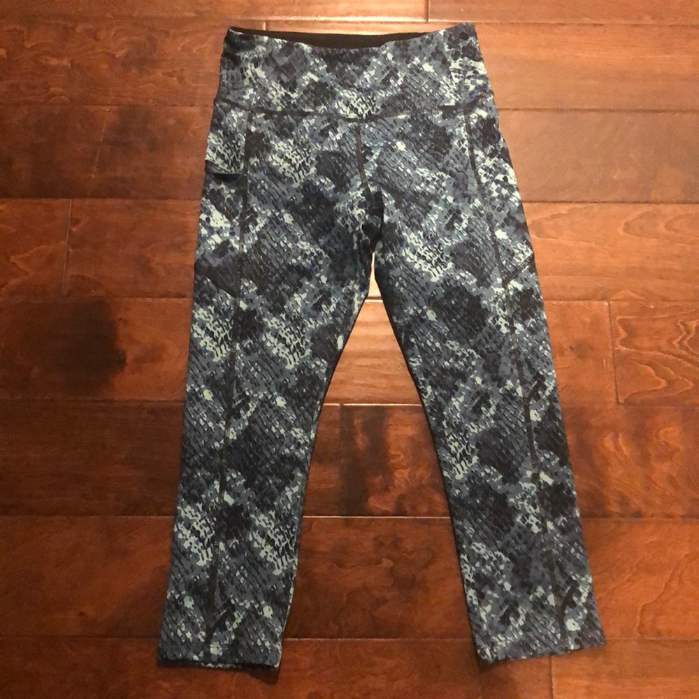 NWOT Snake Skin Print Cropped Yoga Pants - Picture 2 of 7